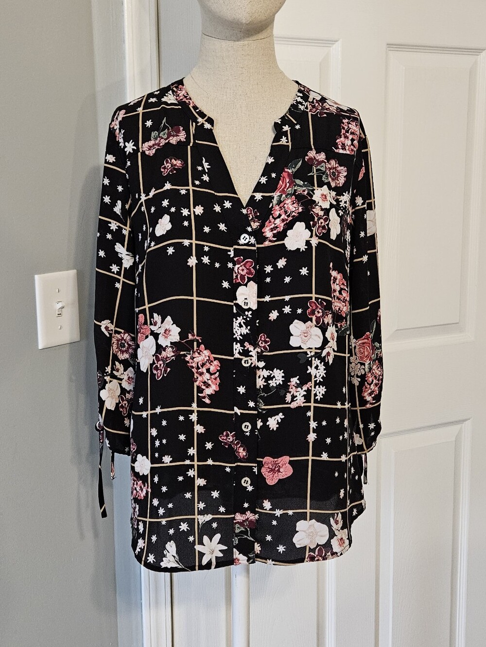 New York & Company Black Floral Grid Button-Front Blouse